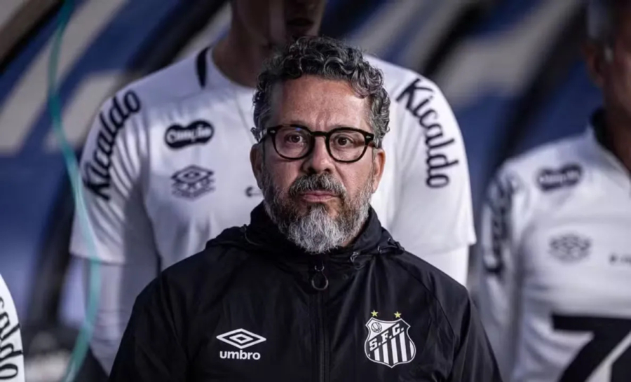 Santos troca técnico